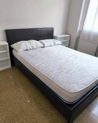 Struttura letto in ecopelle nera 