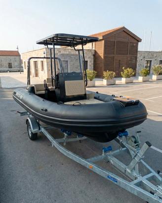 Gommone NUOVO 6 metri multiaccessoriato + carrello