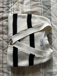 Maglione a righe con i bottoni