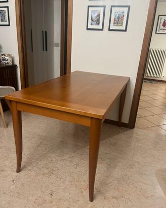 Tavolo da pranzo in legno massello con sedie