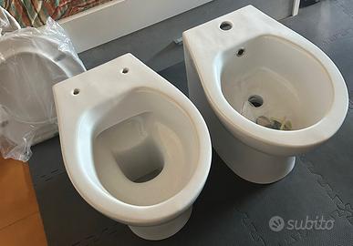 Coppia sanitari nuovi con tavoletta