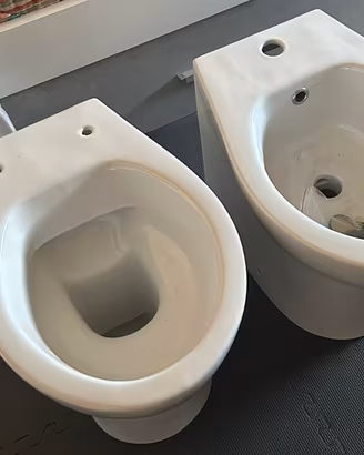 Coppia sanitari nuovi con tavoletta