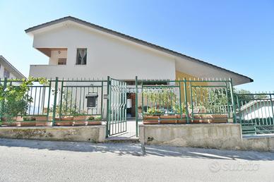 CASA SINGOLA CON CORTE PRIVATA E ORTO