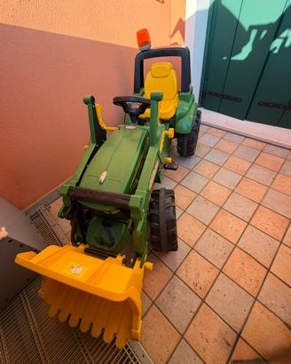 Trattore giocattolo a pedali