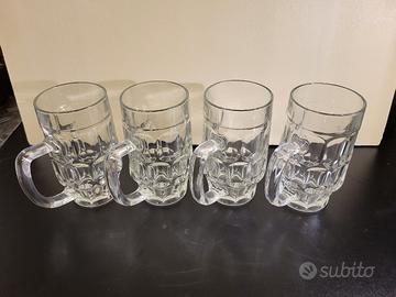 Boccali e calici in vetro