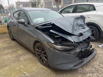 Mazda 3 2020 incidentata