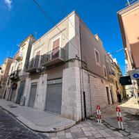 Palazzina con 2 trilocali + box auto + terrazzo