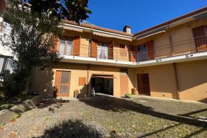 IMMOBILE COSTITUITO DA APPARTAMENTO E NEGOZIO C...