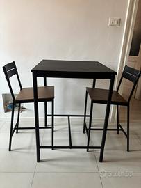 Tavolo con due sedie
