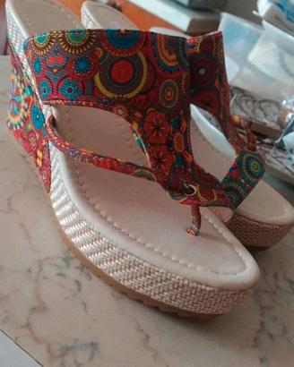 Infradito a zeppa stile Desigual 