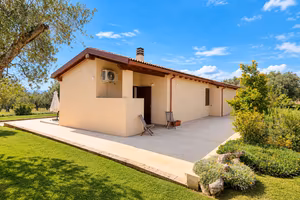 Nuova casa con giardino