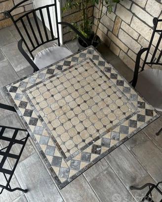 Tavolo con mosaico da esterno