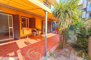 Bilocale angolare con giardino a Mascali