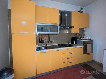 Cucina + tavola con sedie