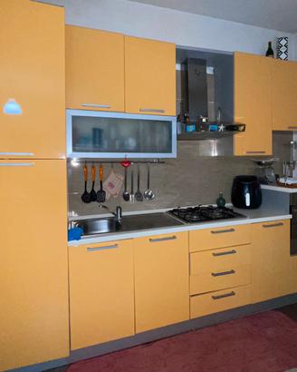 Cucina + tavola con sedie