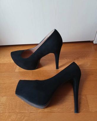 SCARPE DECOLLETE' NERE IN CAMOSCIO