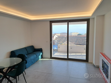 Bilocale fronte mare con posto auto