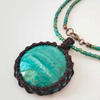 Collana con pendente in resina verde acqua