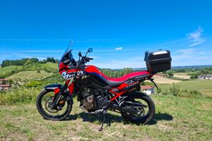Moto Honda Africa Twin 1100 colore Grand R