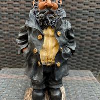 Statuetta intagliata in legno