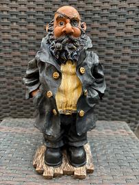 Statuetta intagliata in legno