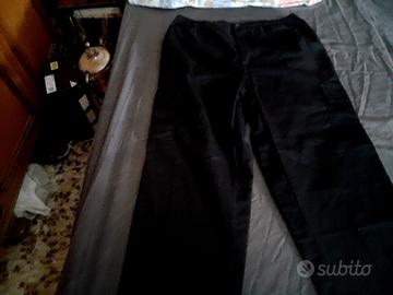 pantaloni modello cargo di colore nero