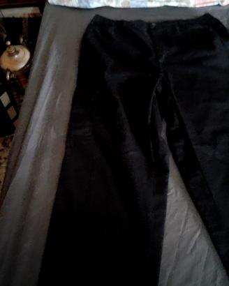 pantaloni modello cargo di colore nero