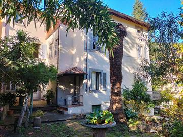 Villa di 852 m² con più di 5 locali e box auto a P