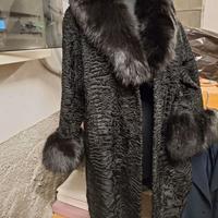 Pelliccia con collo e polsi volpe nera