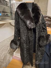 Pelliccia con collo e polsi volpe nera