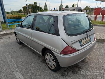 Lancia y 
