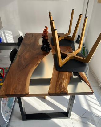 Tavolo di design in legno massello e resina