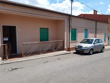 Casa padronale e ampio cortile + lotto edificabile