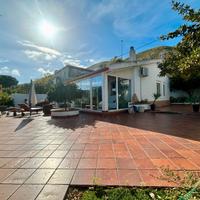 Timpazzi - Con corte di 200 mq e spiaggia privata