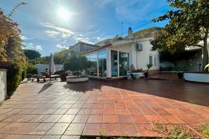 Timpazzi - Con corte di 200 mq e spiaggia privata