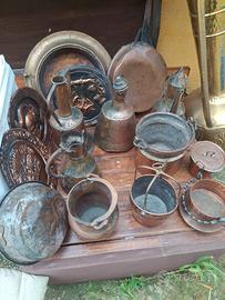 collezione di vecchi oggetti artigianali in rame