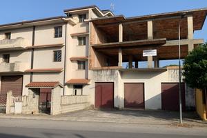 Intero Edificio di 3 piani + Uliveto