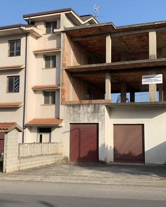 Intero Edificio di 3 piani + Uliveto