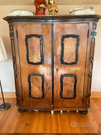 Armadio stile Biedermeier