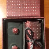 Cravatta con fazzoletto e gemelli