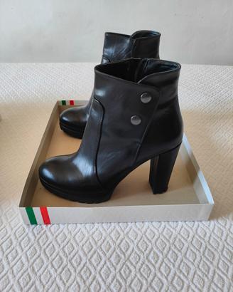 Stivaletto Tronchetto 100% made in Italy.