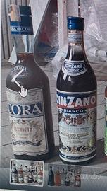 Bottiglie di liguore datate