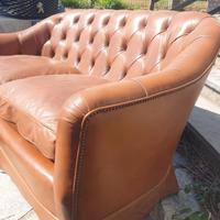 Salotto divano + poltrone CHESTERFIELD in pelle .