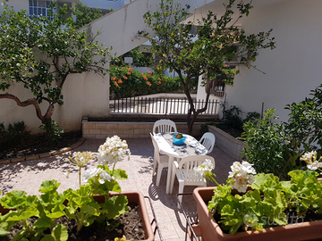 Appartamento con terrazzi e giardino a piano terra