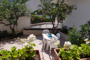 Appartamento con terrazzi e giardino a piano terra