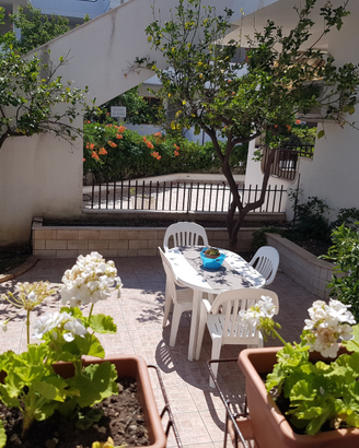 Appartamento con terrazzi e giardino a piano terra