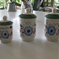 Barattoli da cucina in ceramica decorata a mano