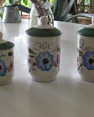 Barattoli da cucina in ceramica decorata a mano