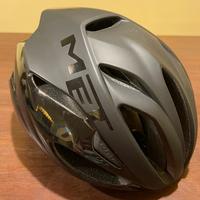 Casco Met Rivale