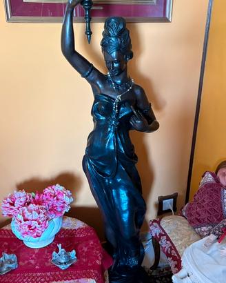 statua con lampada stile classico in bronzo